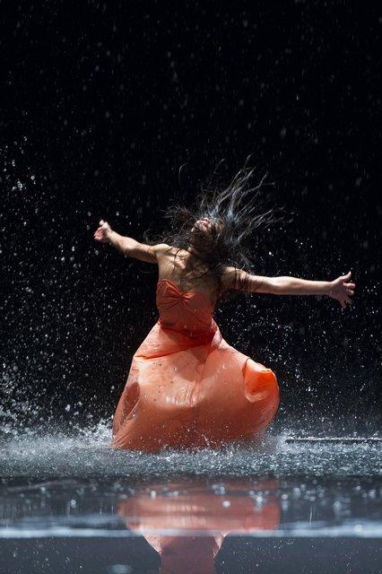 Ditta Miranda Jasjfi dans « Vollmond (Pleine lune) » de Pina Bausch avec Tanztheater Wuppertal à l'Opernhaus Wuppertal (Allemagne), 12 juin 2015