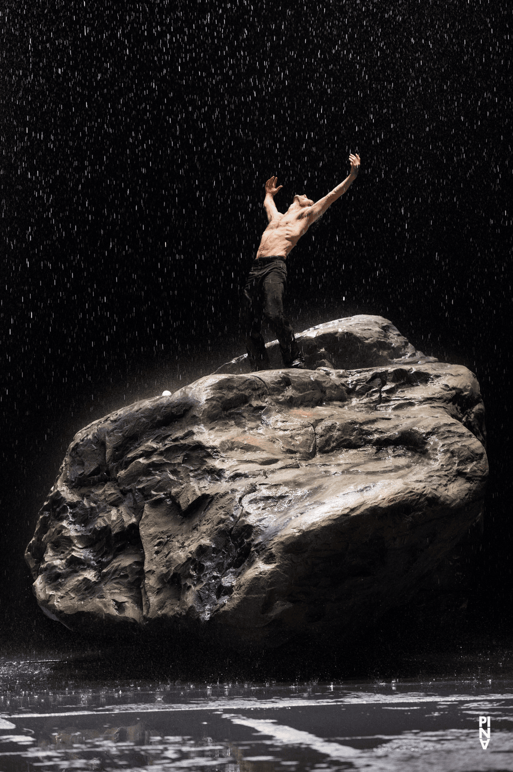 Rainer Behr dans « Vollmond (Pleine lune) » de Pina Bausch avec Tanztheater Wuppertal à l'Opernhaus Wuppertal (Allemagne), 12 juin 2015