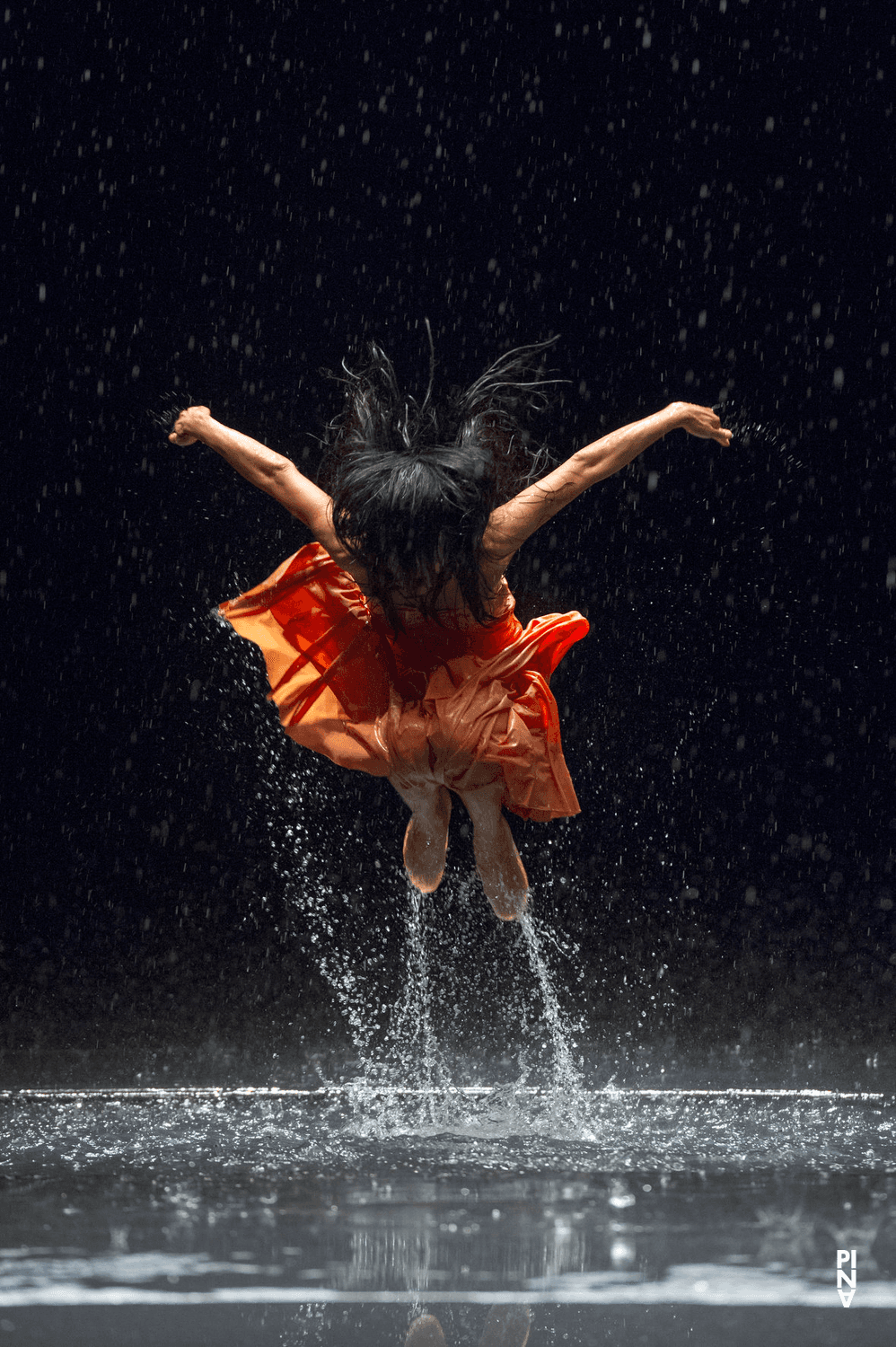 Ditta Miranda Jasjfi in „Vollmond“ von Pina Bausch mit Tanztheater Wuppertal im Opernhaus Wuppertal (Deutschland), 12. Juni 2015