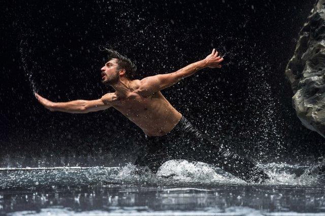 Damiano Ottavio Bigi in „Vollmond“ von Pina Bausch mit Tanztheater Wuppertal im Opernhaus Wuppertal (Deutschland), 12. Juni 2015