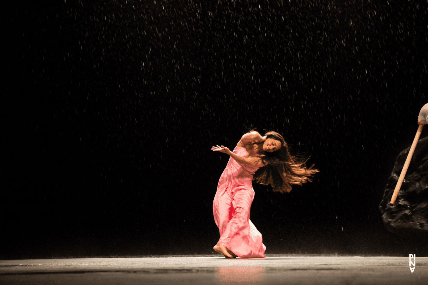 Silvia Farias Heredia dans « Vollmond (Pleine lune) » de Pina Bausch avec Tanztheater Wuppertal à l'Opernhaus Wuppertal (Allemagne), 12 juin 2015