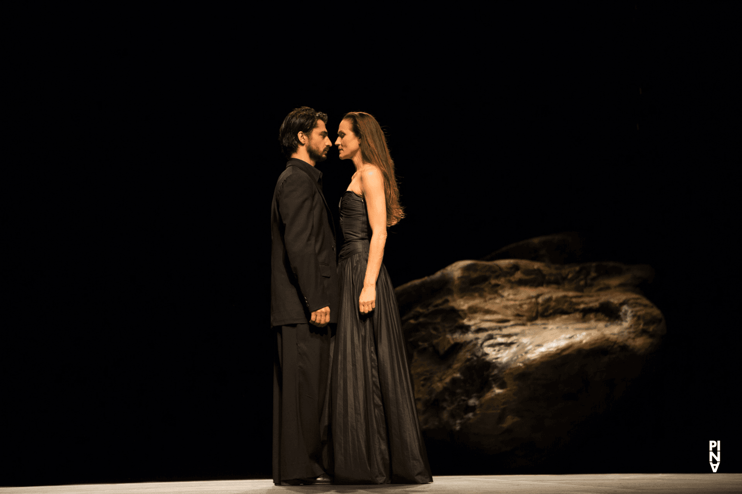 Julie Anne Stanzak und Damiano Ottavio Bigi in „Vollmond“ von Pina Bausch mit Tanztheater Wuppertal im Opernhaus Wuppertal (Deutschland), 12. Juni 2015