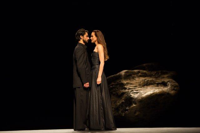 Julie Anne Stanzak und Damiano Ottavio Bigi in „Vollmond“ von Pina Bausch mit Tanztheater Wuppertal im Opernhaus Wuppertal (Deutschland), 12. Juni 2015