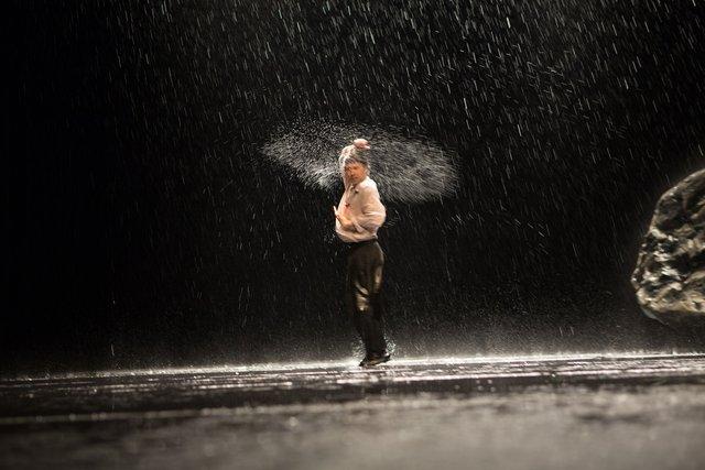 Rainer Behr in „Vollmond“ von Pina Bausch mit Tanztheater Wuppertal im Opernhaus Wuppertal (Deutschland), 12. Juni 2015