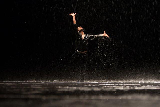 Damiano Ottavio Bigi dans « Vollmond (Pleine lune) » de Pina Bausch avec Tanztheater Wuppertal à l'Opernhaus Wuppertal (Allemagne), 12 juin 2015