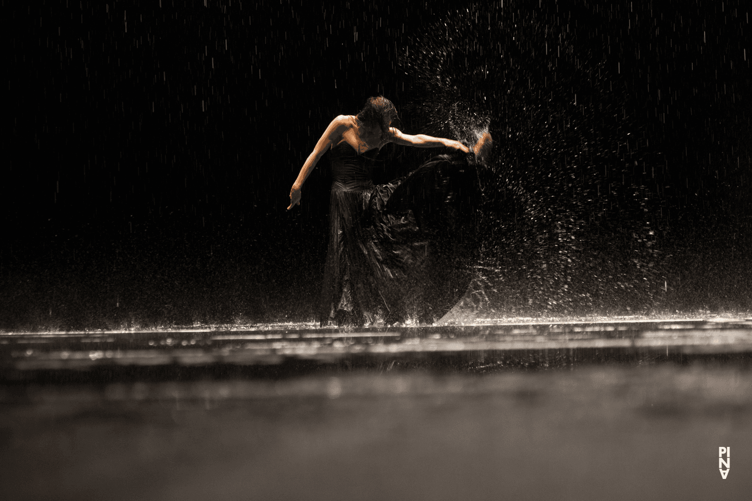 Julie Anne Stanzak dans « Vollmond (Pleine lune) » de Pina Bausch avec Tanztheater Wuppertal à l'Opernhaus Wuppertal (Allemagne), 12 juin 2015