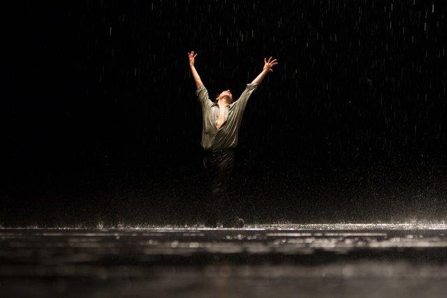Fernando Suels Mendoza dans « Vollmond (Pleine lune) » de Pina Bausch avec Tanztheater Wuppertal à l'Opernhaus Wuppertal (Allemagne), 12 juin 2015