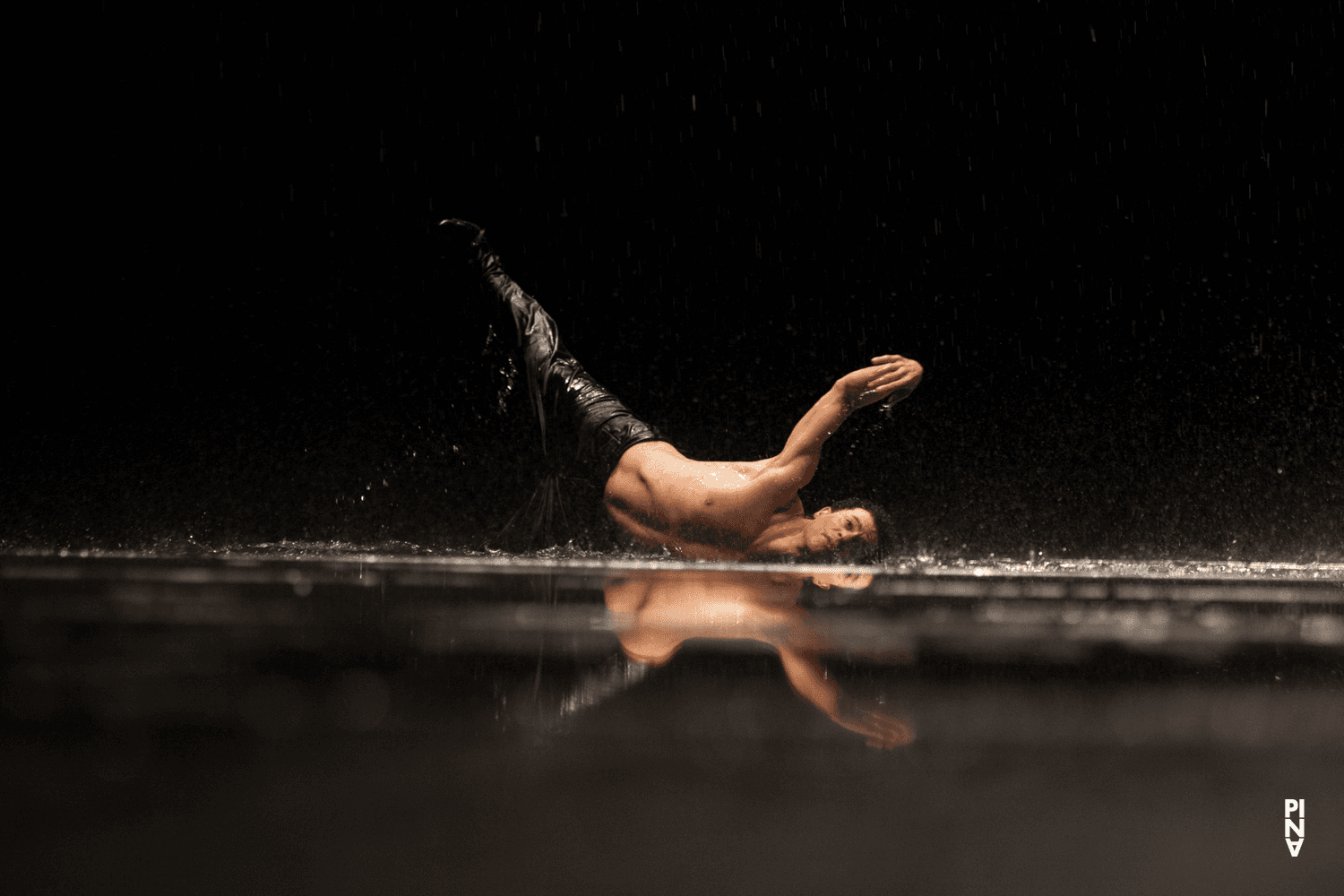 Fernando Suels Mendoza in „Vollmond“ von Pina Bausch mit Tanztheater Wuppertal im Opernhaus Wuppertal (Deutschland), 12. Juni 2015