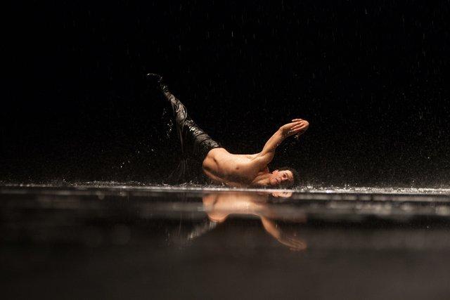 Fernando Suels Mendoza dans « Vollmond (Pleine lune) » de Pina Bausch avec Tanztheater Wuppertal à l'Opernhaus Wuppertal (Allemagne), 12 juin 2015