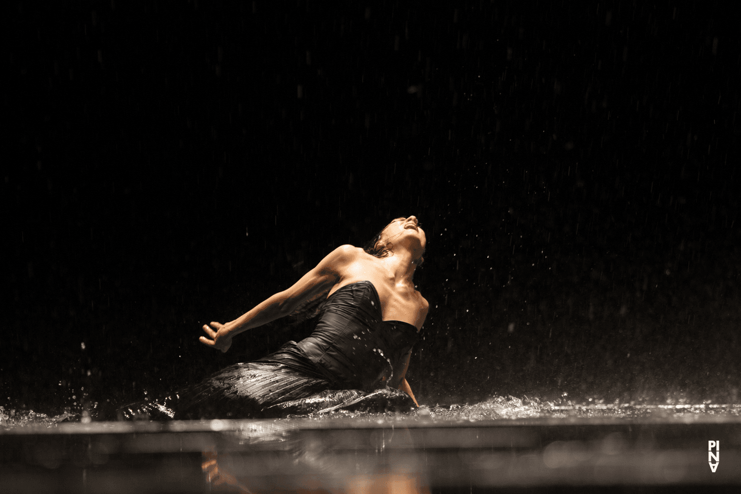 Julie Anne Stanzak in „Vollmond“ von Pina Bausch mit Tanztheater Wuppertal im Opernhaus Wuppertal (Deutschland), 12. Juni 2015