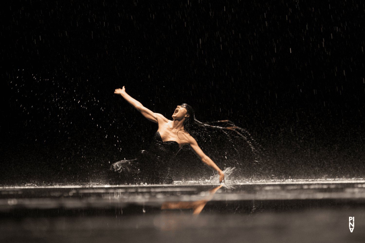Julie Anne Stanzak dans « Vollmond (Pleine lune) » de Pina Bausch avec Tanztheater Wuppertal à l'Opernhaus Wuppertal (Allemagne), 12 juin 2015