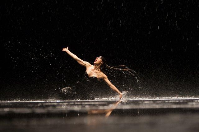 Julie Anne Stanzak in „Vollmond“ von Pina Bausch mit Tanztheater Wuppertal im Opernhaus Wuppertal (Deutschland), 12. Juni 2015