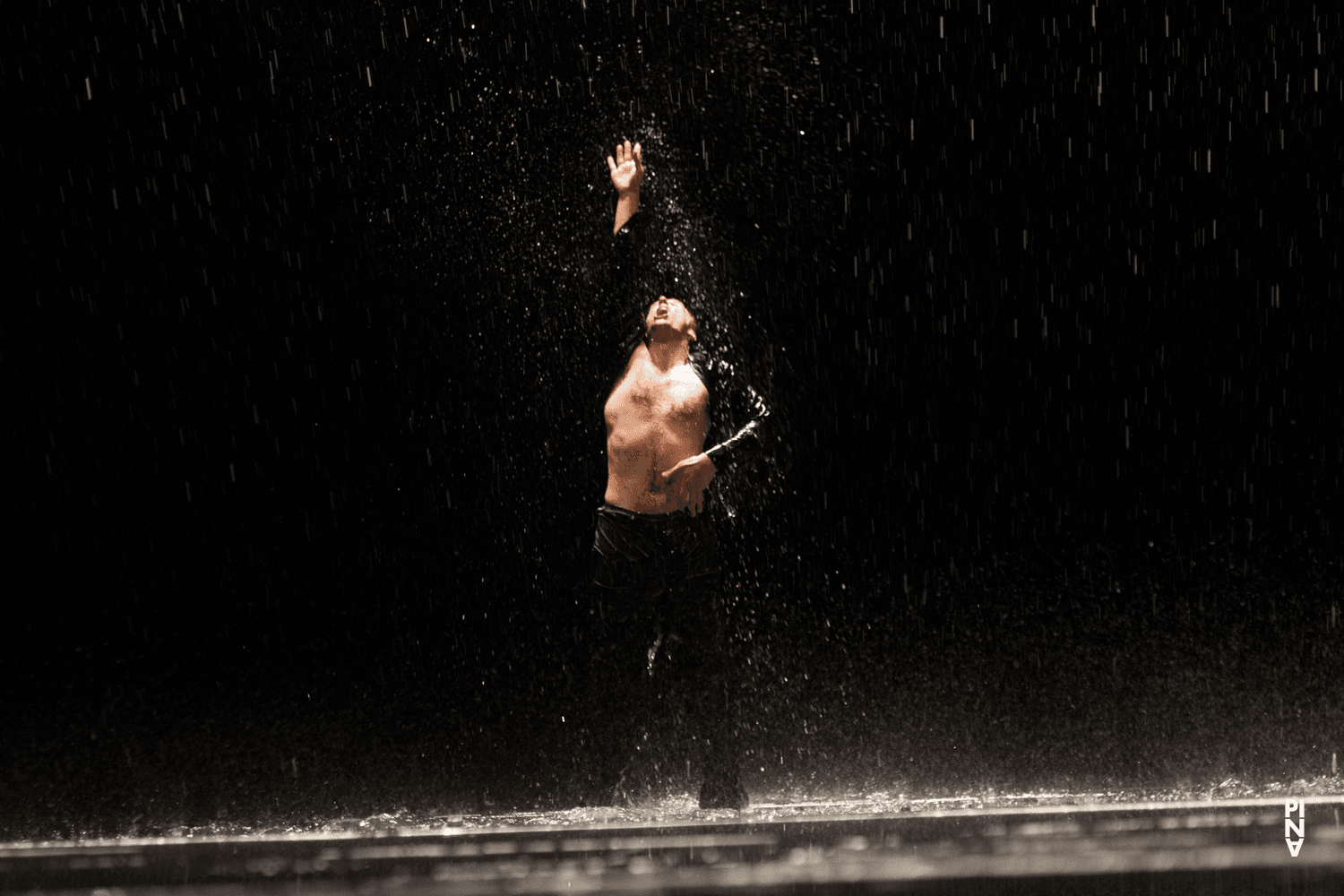 Michael Strecker dans « Vollmond (Pleine lune) » de Pina Bausch avec Tanztheater Wuppertal à l'Opernhaus Wuppertal (Allemagne), 12 juin 2015