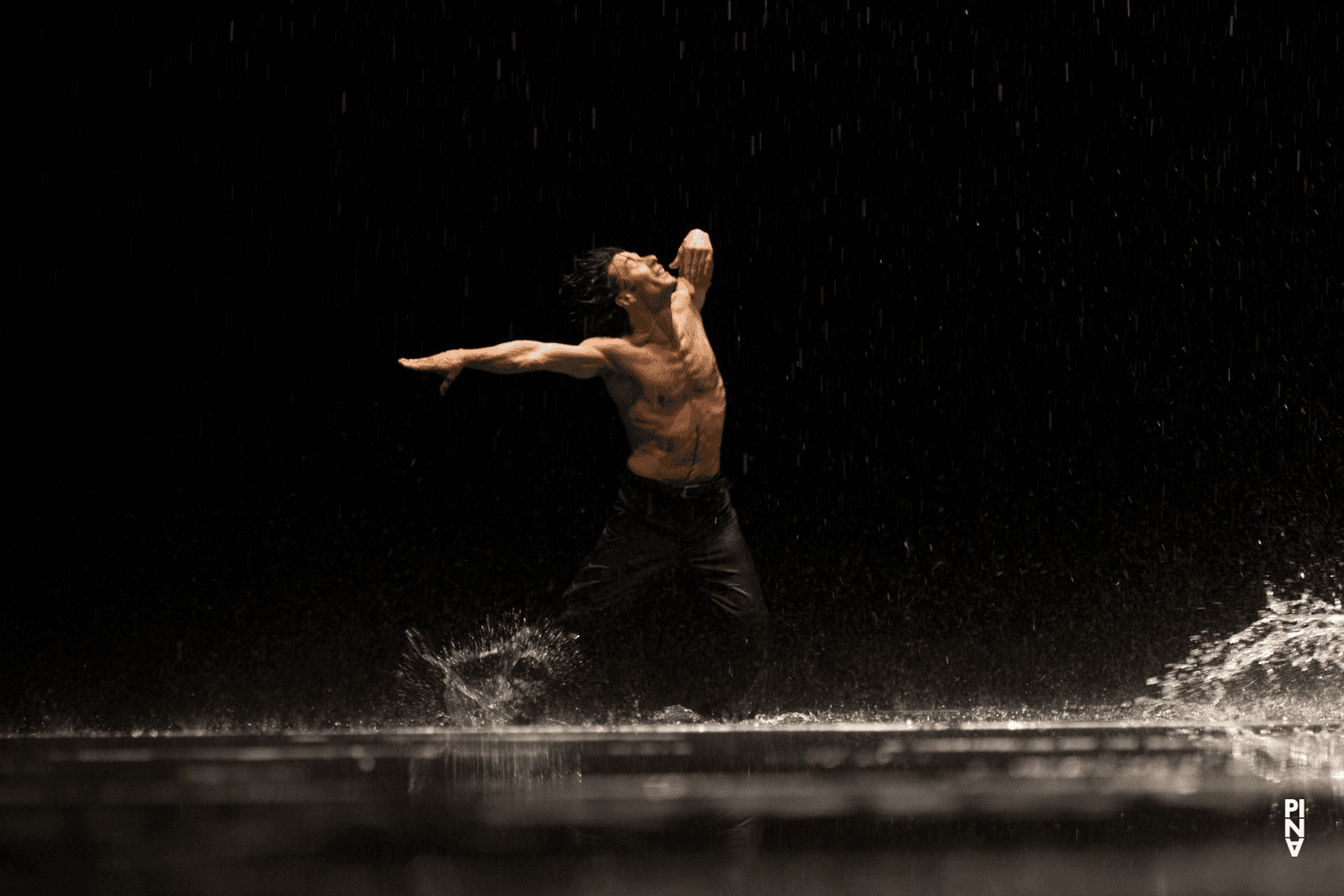 Rainer Behr dans « Vollmond (Pleine lune) » de Pina Bausch avec Tanztheater Wuppertal à l'Opernhaus Wuppertal (Allemagne), 12 juin 2015