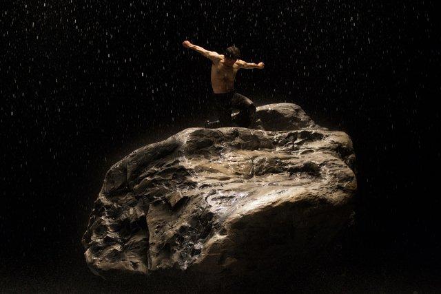 Rainer Behr dans « Vollmond (Pleine lune) » de Pina Bausch avec Tanztheater Wuppertal à l'Opernhaus Wuppertal (Allemagne), 12 juin 2015