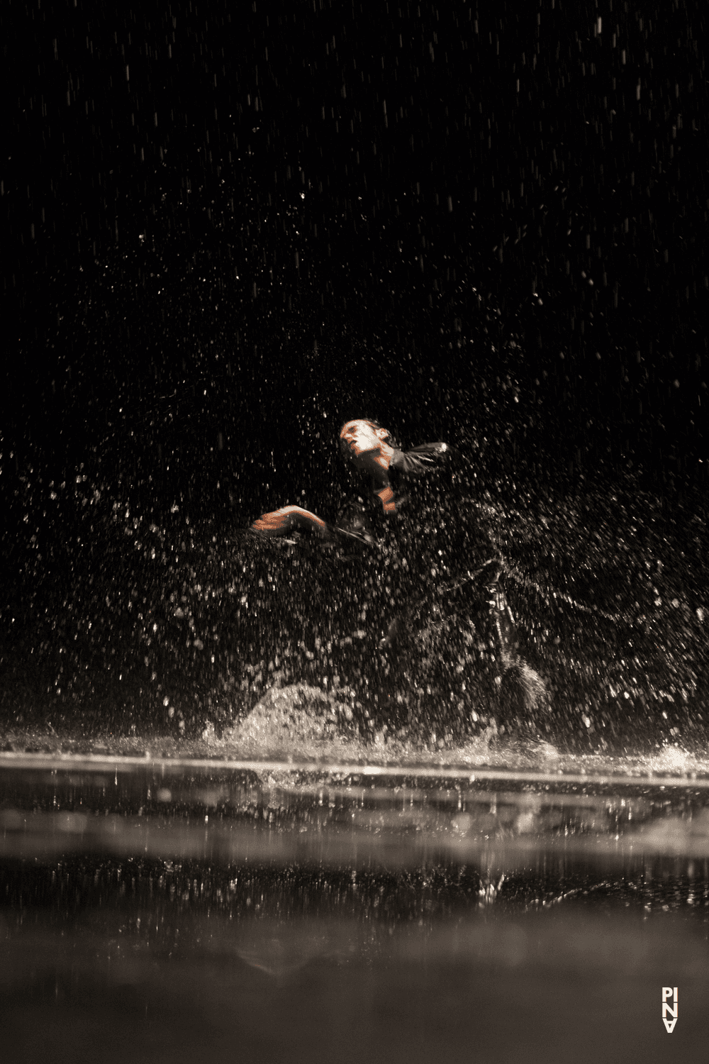 Pau Aran Gimeno in „Vollmond“ von Pina Bausch mit Tanztheater Wuppertal im Opernhaus Wuppertal (Deutschland), 12. Juni 2015