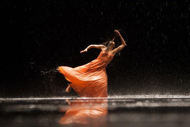 Ditta Miranda Jasjfi in „Vollmond“ von Pina Bausch mit Tanztheater Wuppertal im Opernhaus Wuppertal (Deutschland), 12. Juni 2015