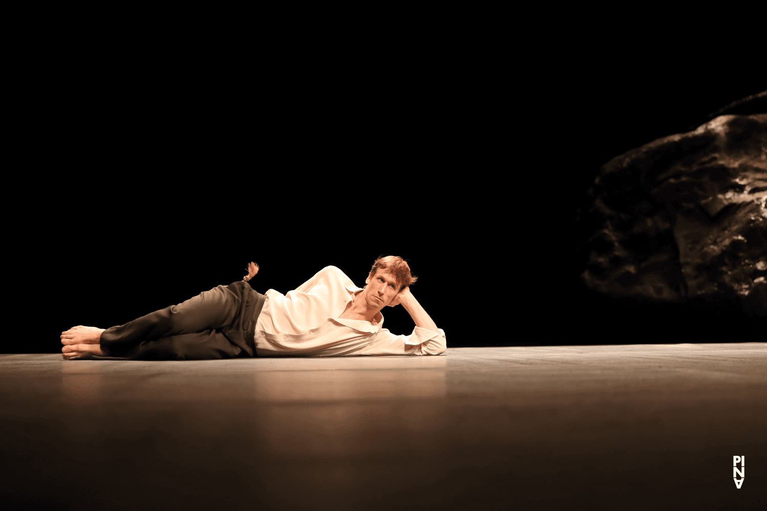 Scott Jennings dans « Vollmond (Pleine lune) » de Pina Bausch avec Tanztheater Wuppertal à l'Opernhaus Wuppertal (Allemagne), 12 septembre 2018