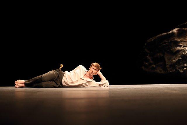 Scott Jennings in „Vollmond“ von Pina Bausch mit Tanztheater Wuppertal im Opernhaus Wuppertal (Deutschland), 12. September 2018