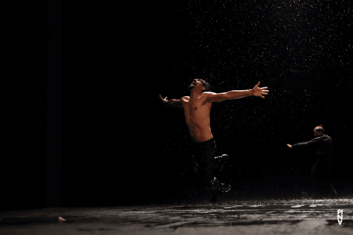 Jorge Puerta Armenta in „Vollmond“ von Pina Bausch mit Tanztheater Wuppertal im Opernhaus Wuppertal (Deutschland), 12. September 2018
