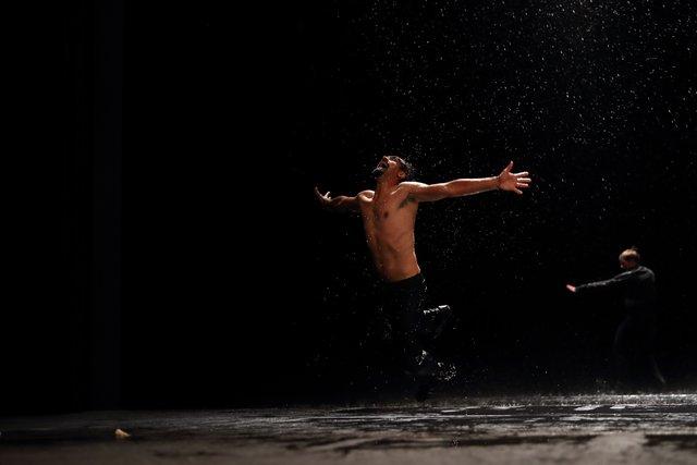 Jorge Puerta Armenta in „Vollmond“ von Pina Bausch mit Tanztheater Wuppertal im Opernhaus Wuppertal (Deutschland), 12. September 2018