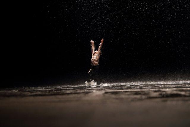 Rainer Behr in „Vollmond“ von Pina Bausch mit Tanztheater Wuppertal im Opernhaus Wuppertal (Deutschland), 12. September 2018