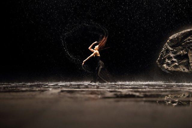 Julie Anne Stanzak in „Vollmond“ von Pina Bausch mit Tanztheater Wuppertal im Opernhaus Wuppertal (Deutschland), 12. September 2018