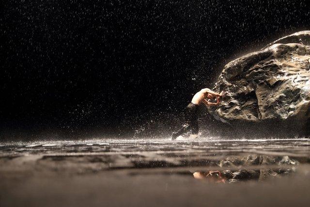 Rainer Behr in „Vollmond“ von Pina Bausch mit Tanztheater Wuppertal im Opernhaus Wuppertal (Deutschland), 12. September 2018