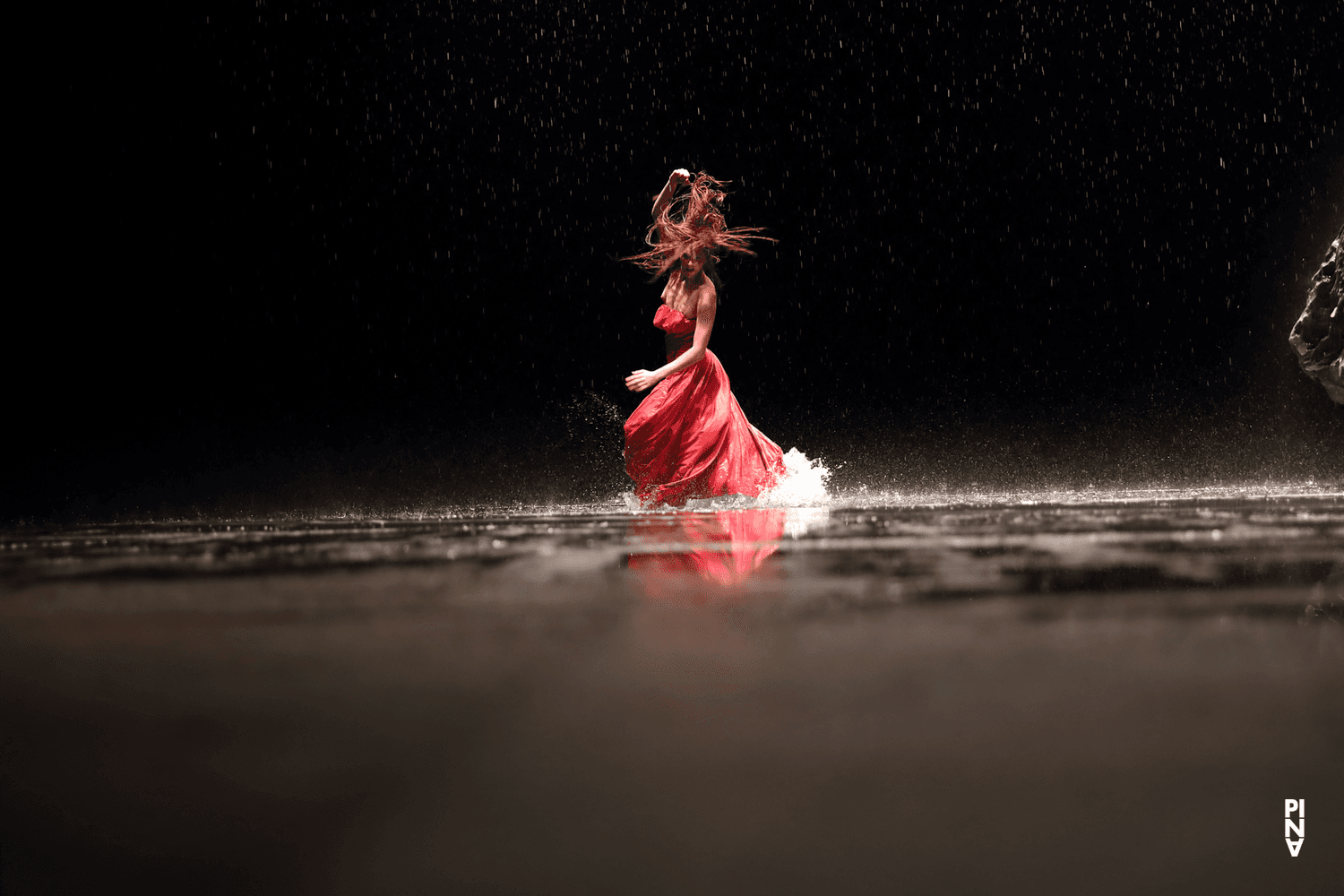 Breanna O'Mara dans « Vollmond (Pleine lune) » de Pina Bausch avec Tanztheater Wuppertal à l'Opernhaus Wuppertal (Allemagne), 12 septembre 2018