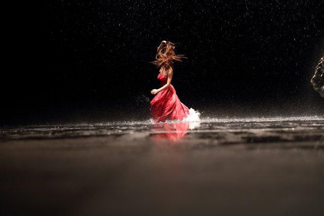 Breanna O'Mara in „Vollmond“ von Pina Bausch mit Tanztheater Wuppertal im Opernhaus Wuppertal (Deutschland), 12. September 2018