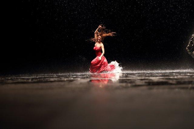Breanna O'Mara in „Vollmond“ von Pina Bausch mit Tanztheater Wuppertal im Opernhaus Wuppertal (Deutschland), 12. September 2018