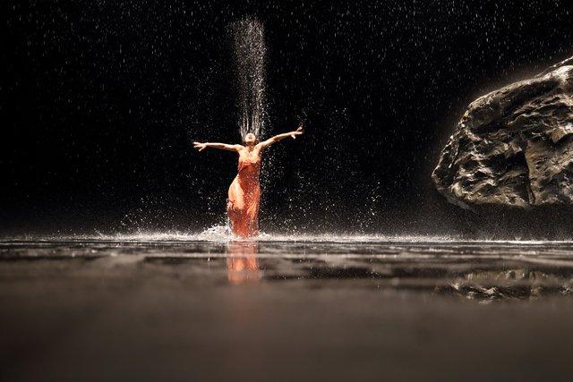 Ditta Miranda Jasjfi in „Vollmond“ von Pina Bausch mit Tanztheater Wuppertal im Opernhaus Wuppertal (Deutschland), 12. September 2018