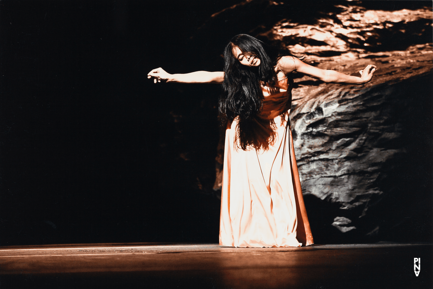 Ditta Miranda Jasjfi in „Vollmond“ von Pina Bausch