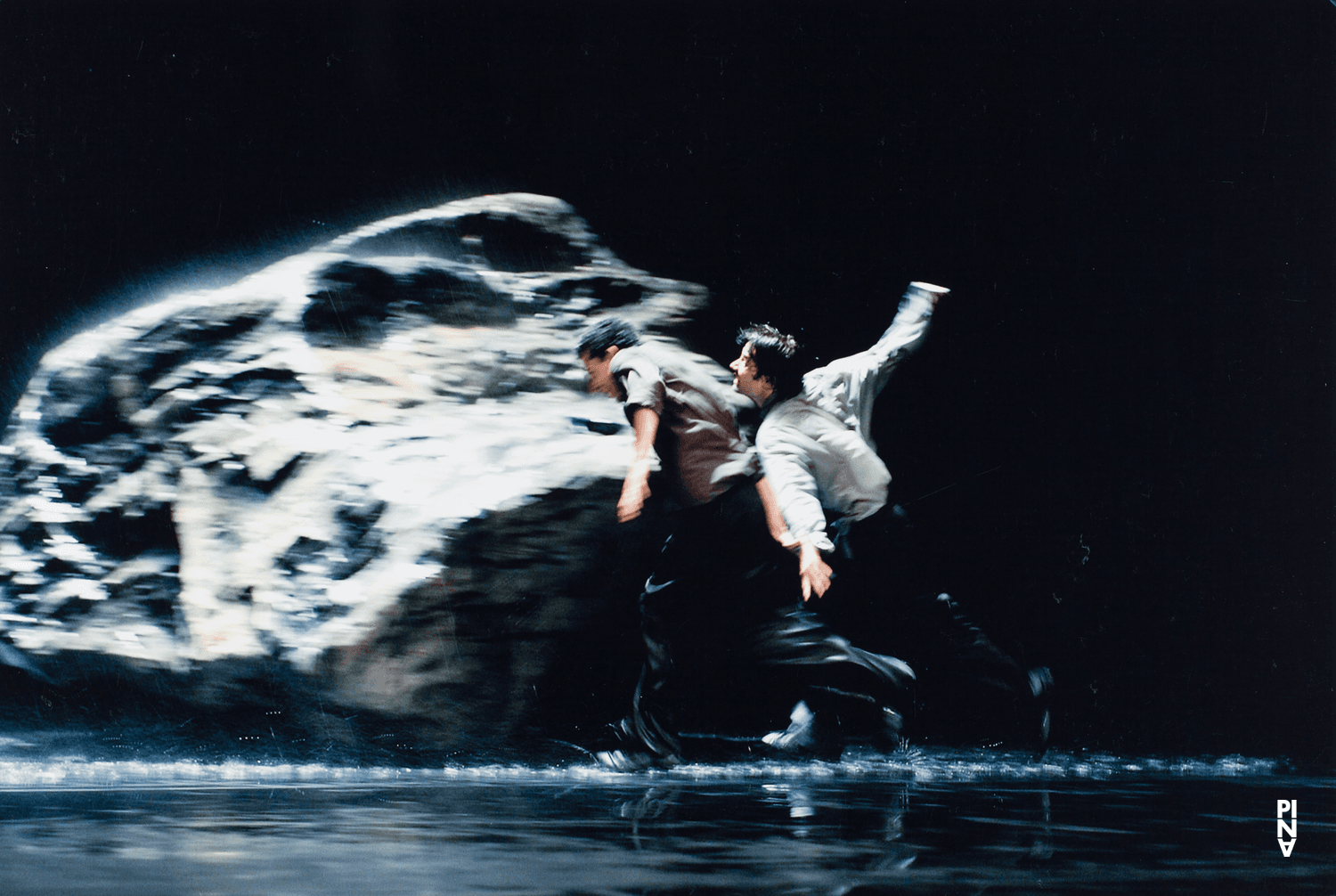 Fernando Suels Mendoza und Rainer Behr in „Vollmond“ von Pina Bausch, 27. September 2006