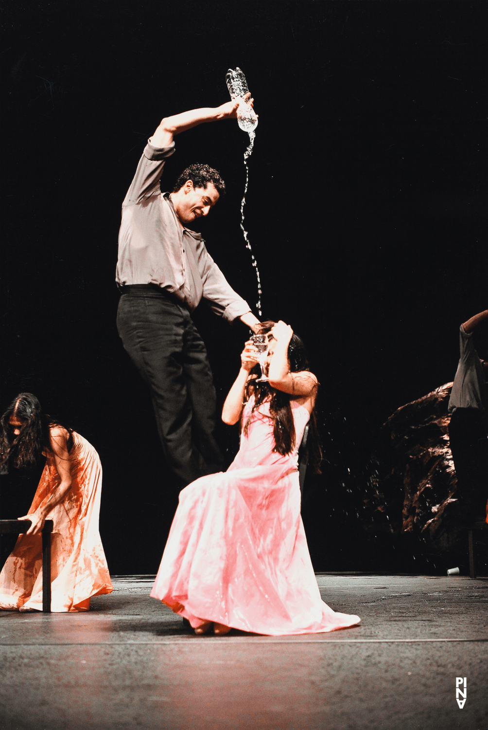 Fernando Suels Mendoza, Ditta Miranda Jasjfi et Silvia Farias Heredia dans « Vollmond (Pleine lune) » de Pina Bausch