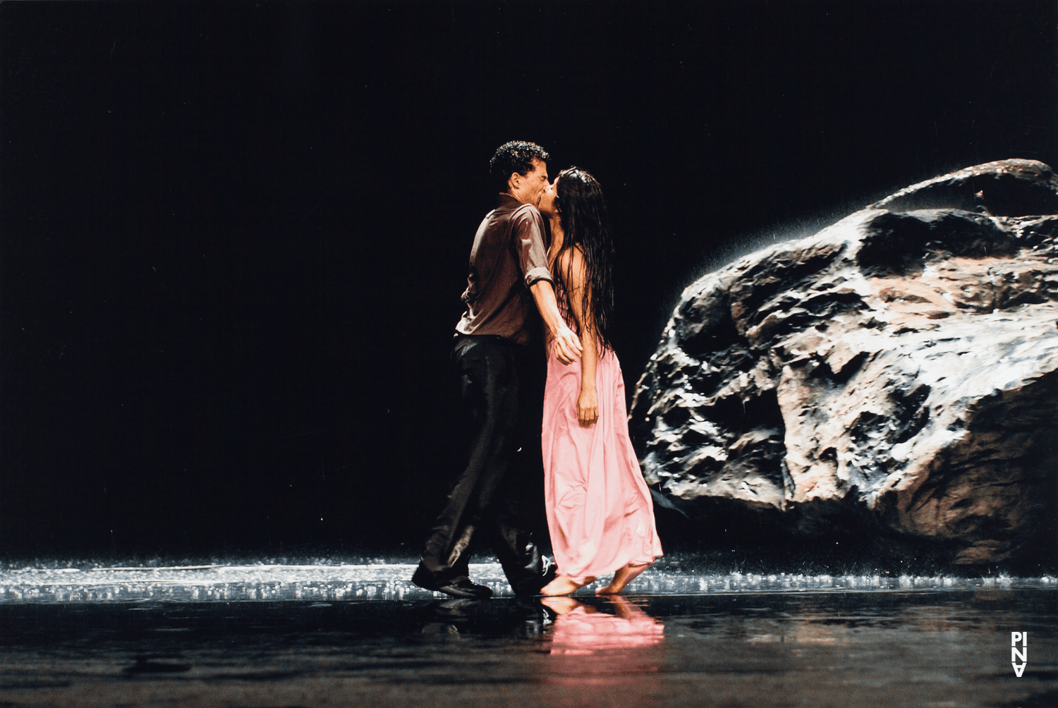 Fernando Suels Mendoza und Silvia Farias Heredia in „Vollmond“ von Pina Bausch, 27. September 2006