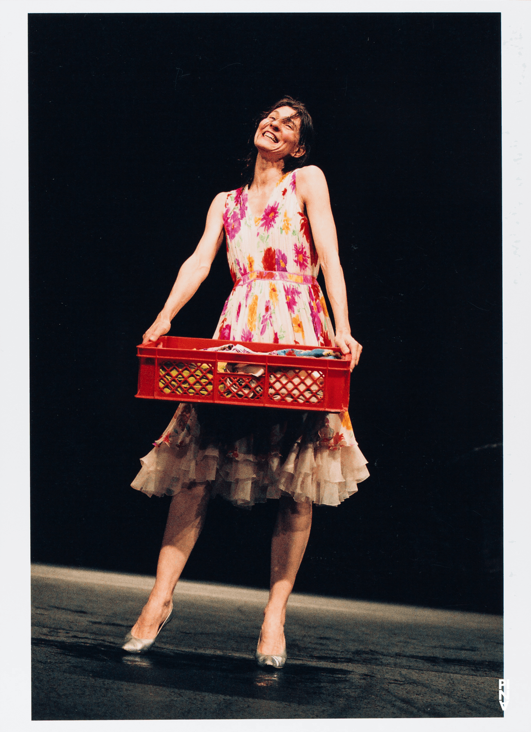 Héléna Pikon dans « Vollmond (Pleine lune) » de Pina Bausch