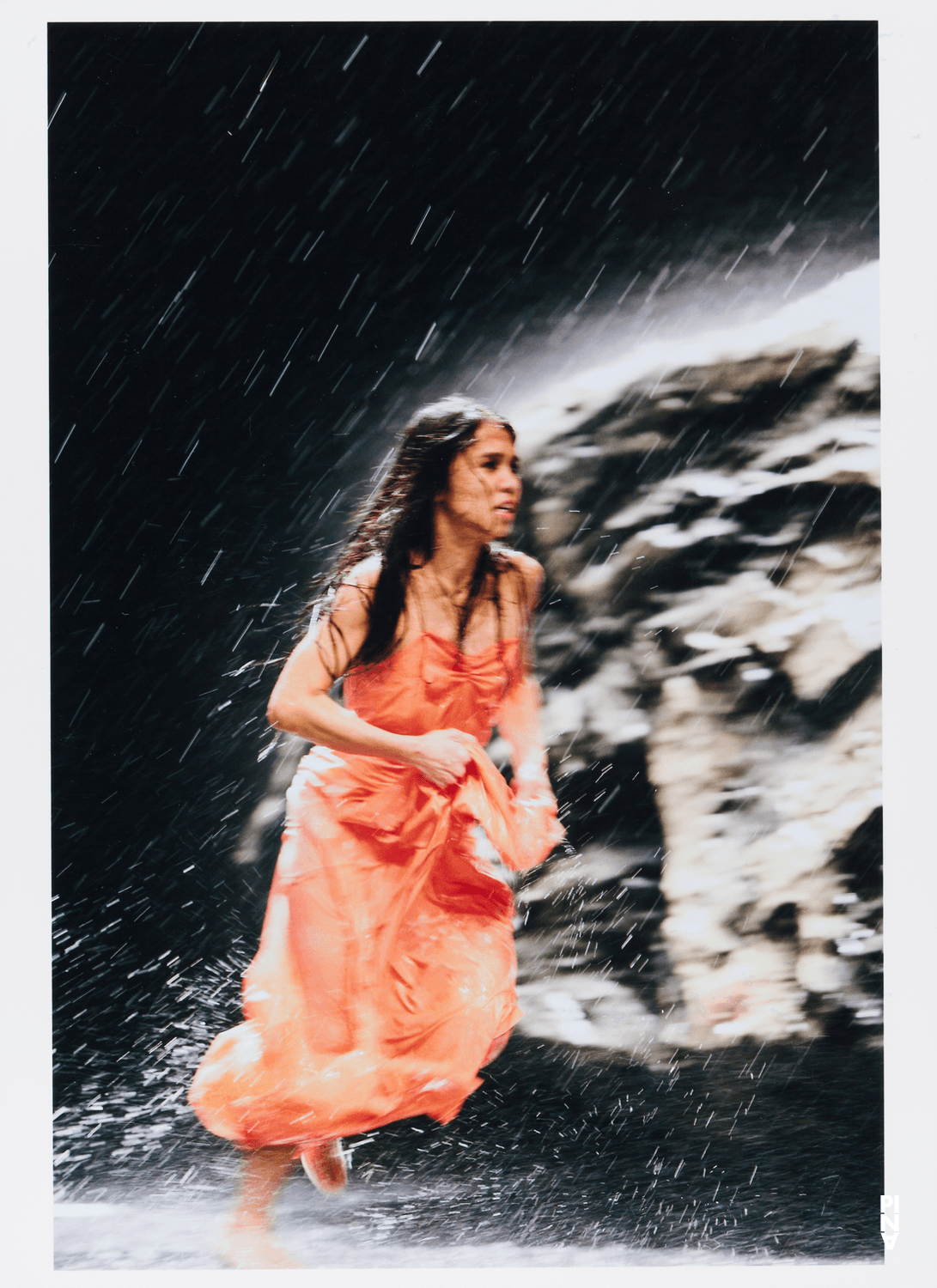Ditta Miranda Jasjfi in „Vollmond“ von Pina Bausch