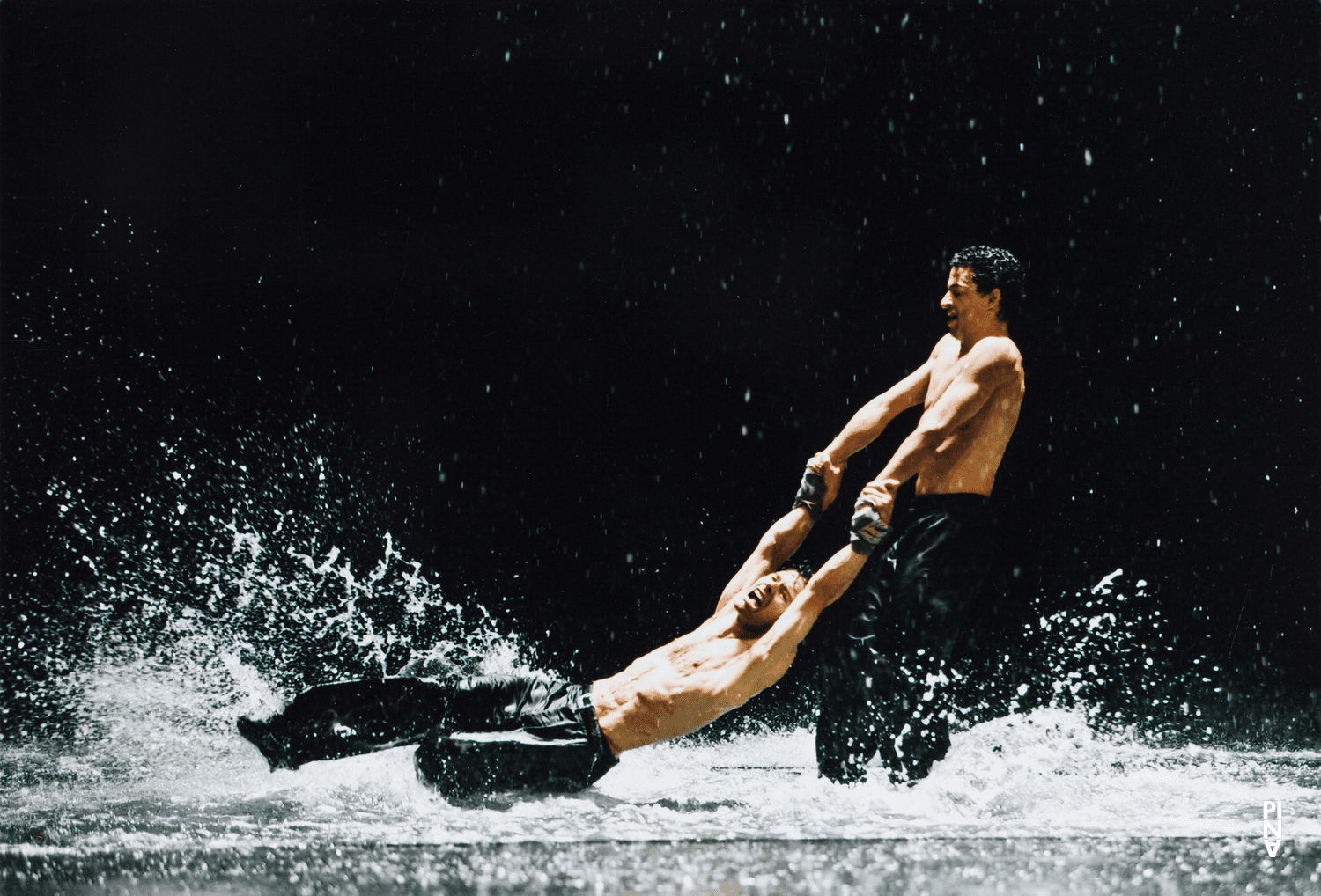 Fernando Suels Mendoza und Rainer Behr in „Vollmond“ von Pina Bausch, 11. Mai 2006