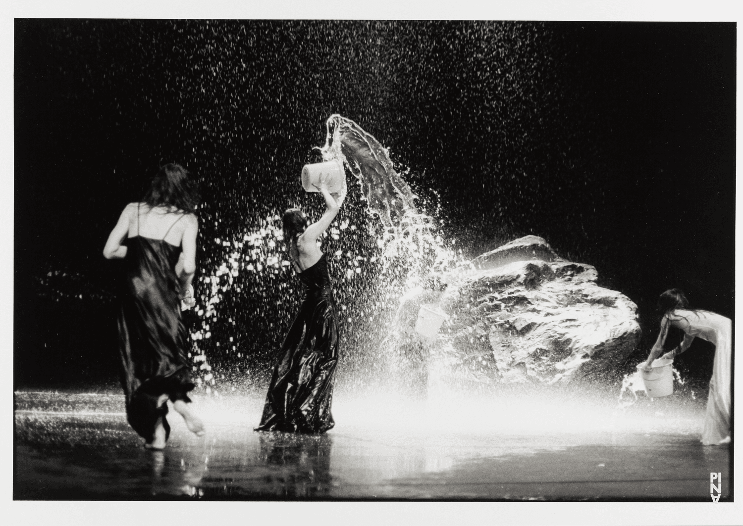 Héléna Pikon, Julie Anne Stanzak und Ditta Miranda Jasjfi in „Vollmond“ von Pina Bausch
