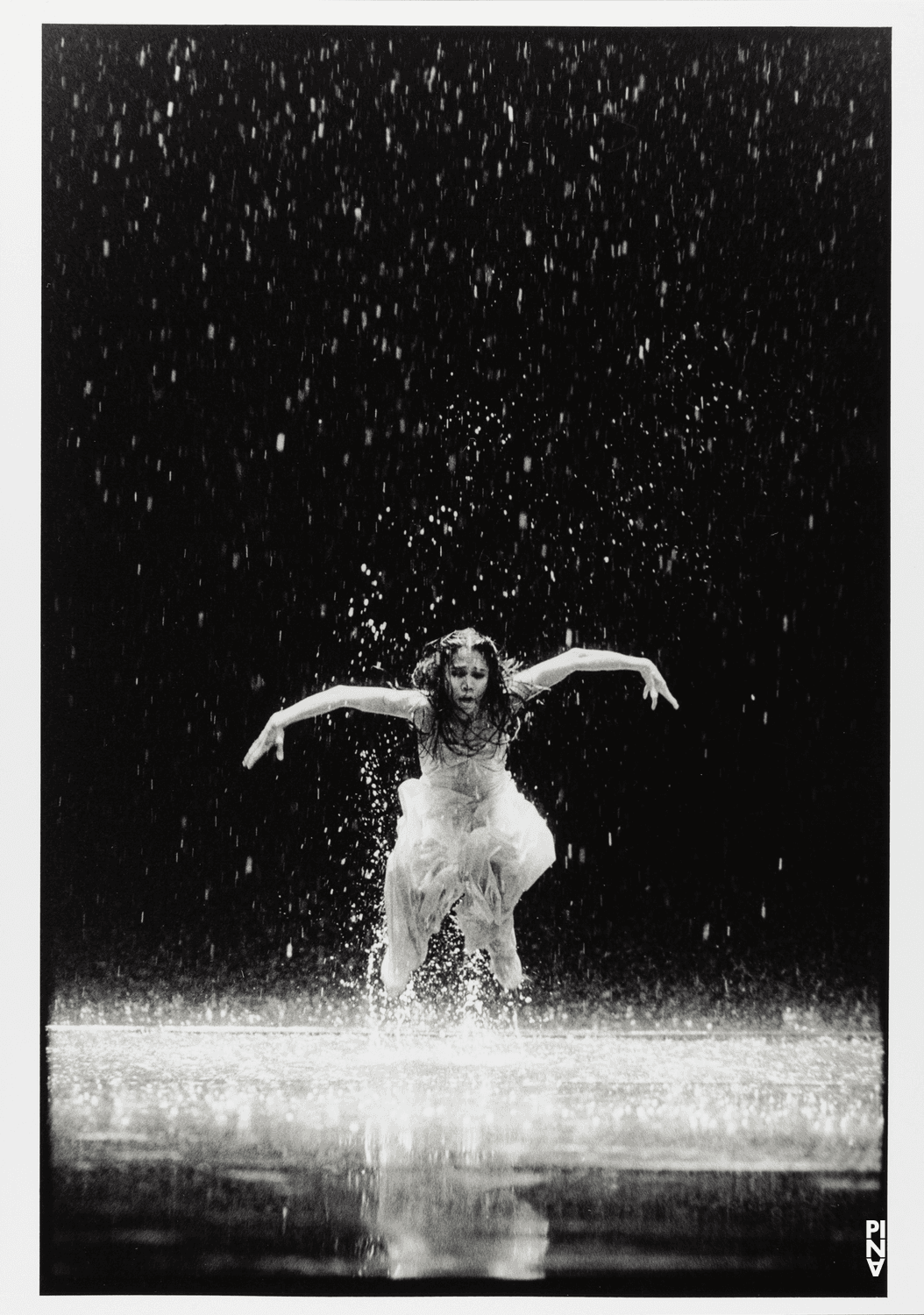 Ditta Miranda Jasjfi in „Vollmond“ von Pina Bausch