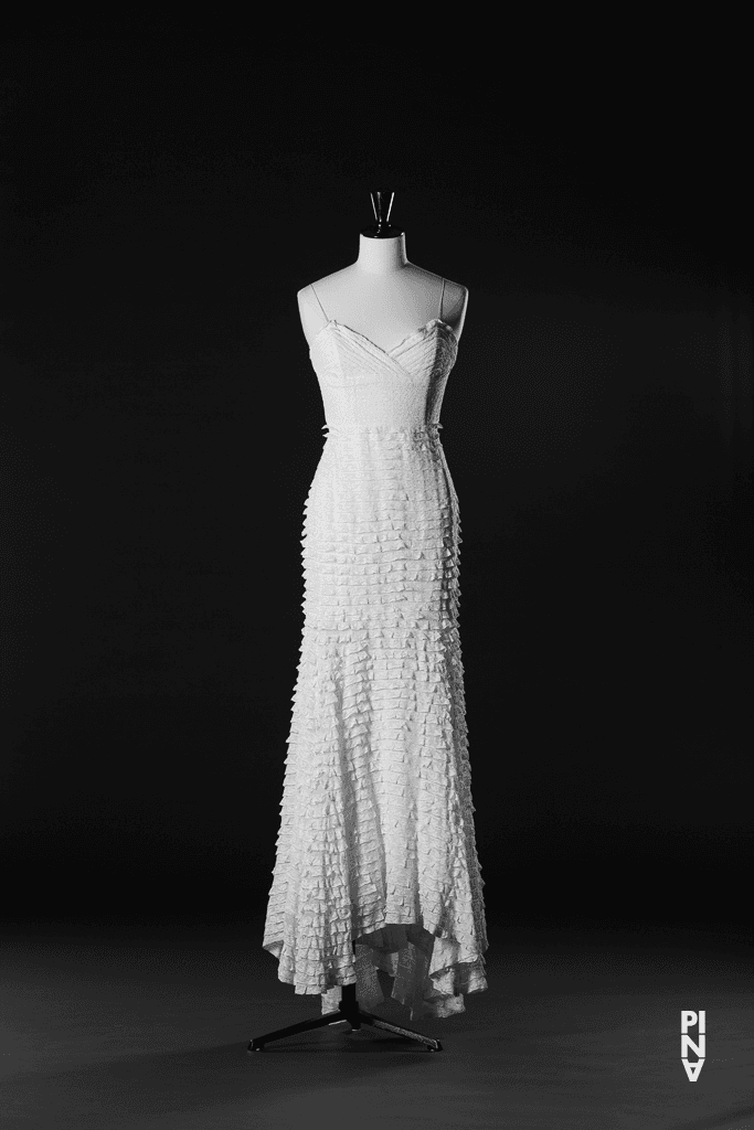 Langes Kleid, getragen in „Vollmond“ von Pina Bausch