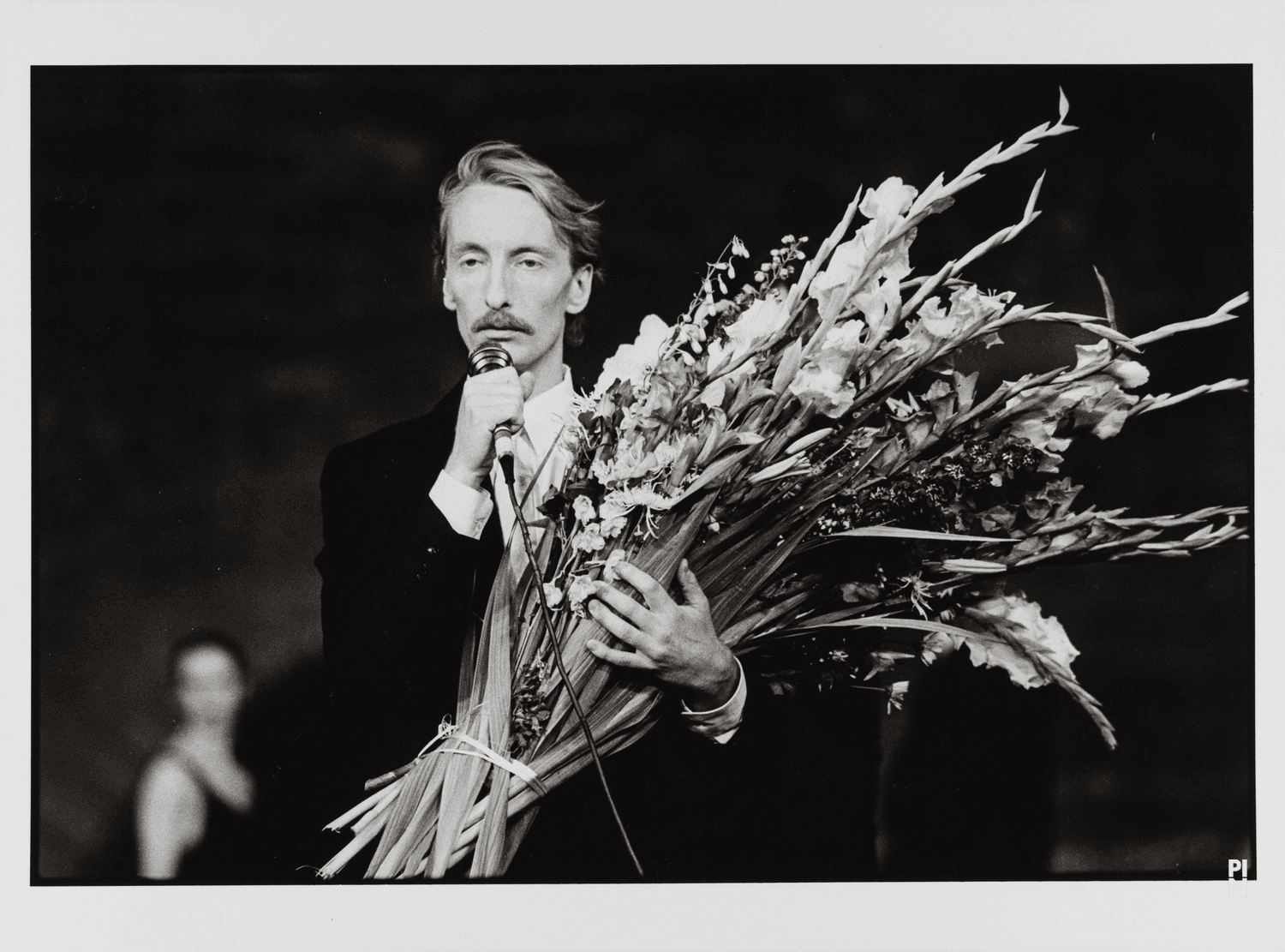 Dominique Mercy dans « Walzer » de Pina Bausch dans la Cour d'honneur du Palais des Papes, saison 1982/83