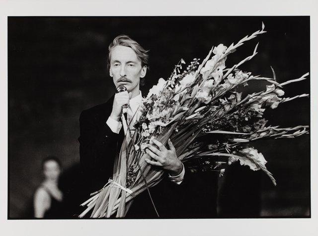 Dominique Mercy in „Walzer“ von Pina Bausch im Cour d'honneur du Palais des Papes, Spielzeit 1982/83