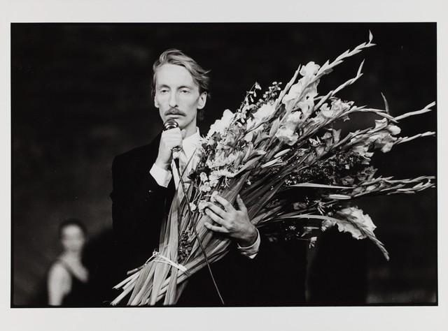 Dominique Mercy dans « Walzer » de Pina Bausch dans la Cour d'honneur du Palais des Papes, saison 1982/83