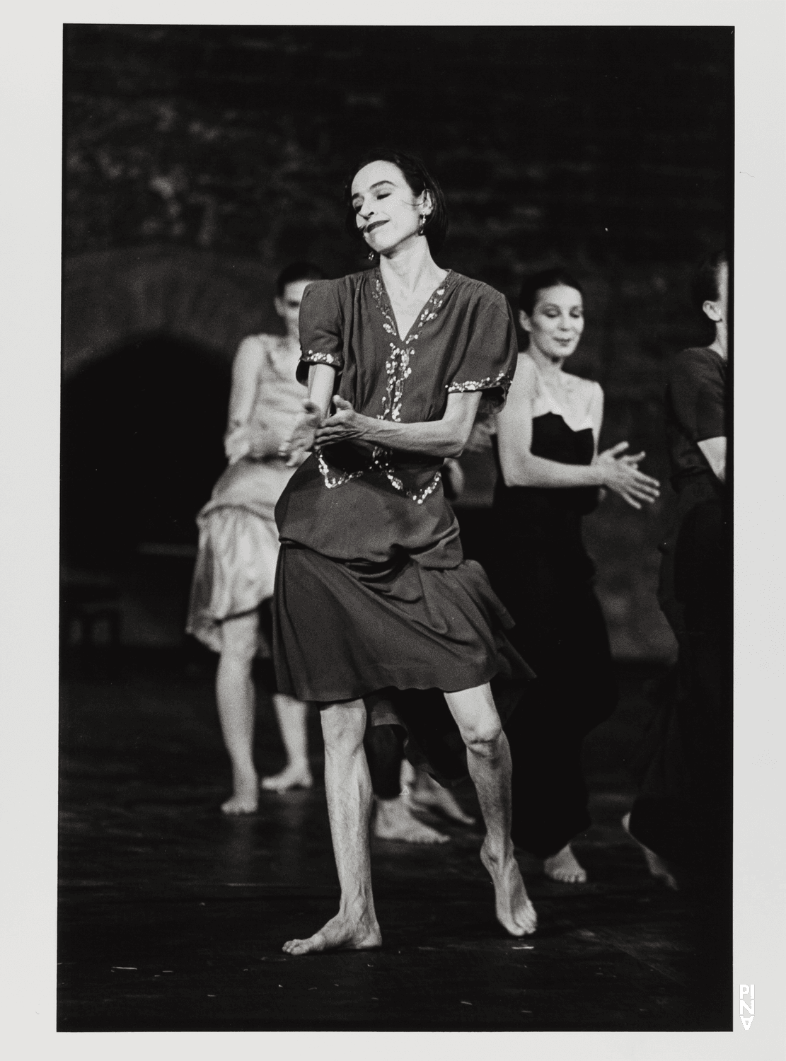 Anne Martin, Anne Marie Benati et Héléna Pikon dans « Walzer » de Pina Bausch dans la Cour d'honneur du Palais des Papes, saison 1982/83