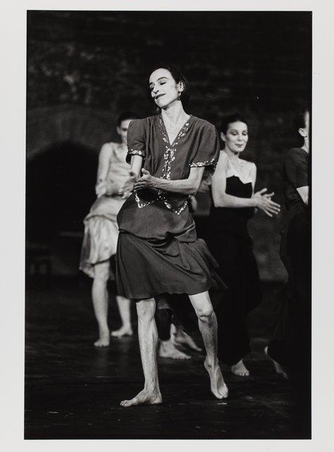 Anne Martin, Anne Marie Benati und Héléna Pikon in „Walzer“ von Pina Bausch im Cour d'honneur du Palais des Papes, Spielzeit 1982/83