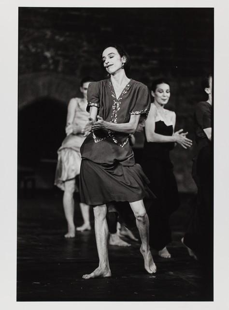 Anne Martin, Anne Marie Benati et Héléna Pikon dans « Walzer » de Pina Bausch dans la Cour d'honneur du Palais des Papes, saison 1982/83
