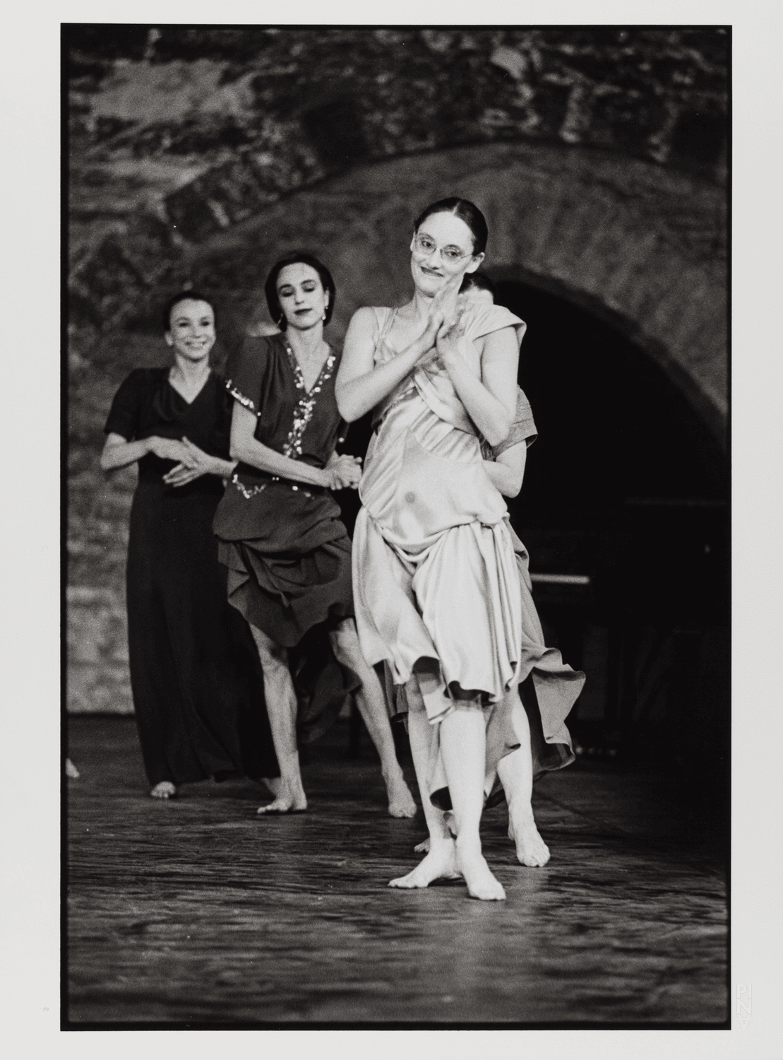Nazareth Panadero, Anne Martin et Monika Sagon dans « Walzer » de Pina Bausch dans la Cour d'honneur du Palais des Papes, saison 1982/83