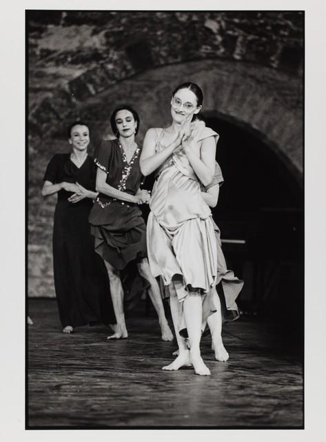 Nazareth Panadero, Anne Martin et Monika Sagon dans « Walzer » de Pina Bausch dans la Cour d'honneur du Palais des Papes, saison 1982/83